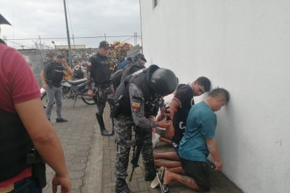 El pasado mes de julio, Kenneth (camiseta negra) fue detenido por gendarmes.