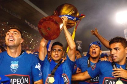 Fernando Giménez alzando el título del año 2014, luego de vencer a Barcelona.