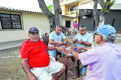 “Solo estamos conversando, pero no sabemos cuándo nos dañan el momento ameno que cualquiera puede tener”, expresa Juan Orrala, uno de ellos. Aunque ellos seguirán reuniéndose, solo piden resguardo para todo el país. (MF)