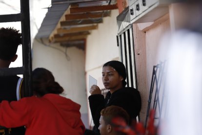 Dentro del área acordonada por los agentes, una joven se limpiaba el cutis.