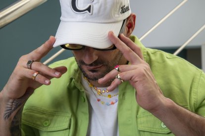 Los accesorios son infaltables para darle un plus a tu outfit. Las perlas, los brazaletes y anillos con tendencias kidcore (caritas felices, flores y colores brillantes) son las favoritas del cantante.