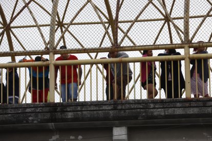 Los curiosos veían las labores policiales desde el puente peatonal.