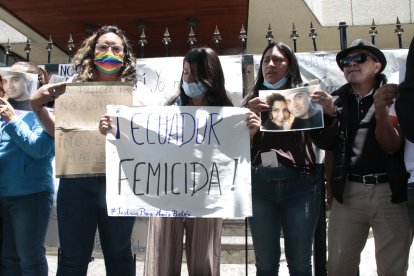 Varios colectivos feministas se unieron al plantón en las afueras de la Fiscalía de Pichincha.
