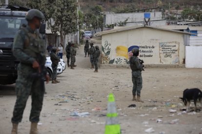 Durante la mesa técnica, ni los moradores podían pasar. Todo estaba acordonado.