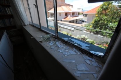 Un asaltante rompió una ventana para poder escapar por allí.