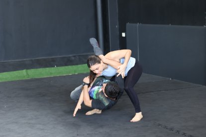 Si ya tu agresor está en el piso y terminas arriba de él, no permitas que se levante.