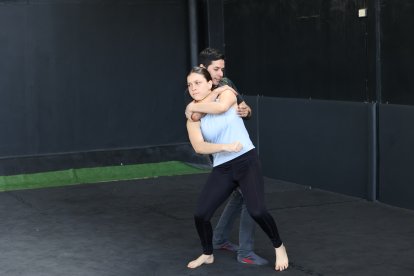 1. Si tu agresor te ataca por la espalda, lo primero que debes hacer es agarrarlo del brazo y con el codo darle un golpe en el estómago.