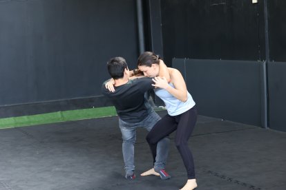 2. Si tu agresor te ataca por la espalda, lo primero que debes hacer es agarrarlo del brazo y con el codo darle un golpe en el estómago.