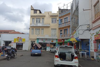 Muchos comerciantes ‘están mosca’ mientras realizan sus actividades.