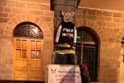 Los monigotes que se encontraron en la gobernación de Cañar.