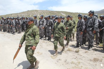 Miembros de las Fuerzas Armadas se unieron ayer para las labores de búsqueda de la mujer desaparecida.