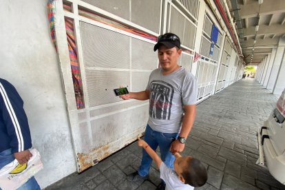 Oswaldo Arévalo y su pequeño hijo Isaac vieron el Clásico del Astillero desde las inmediaciones del estadio George Capwell.