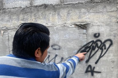 Fernando Monta muestra la ‘firma’ que se repite en su local. La borra con diluyente.