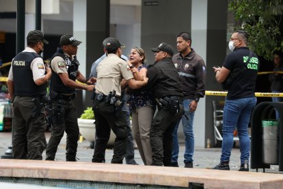 La esposa del fiscal trató de acercarse al cadáver. Acción fue impedida por policías.