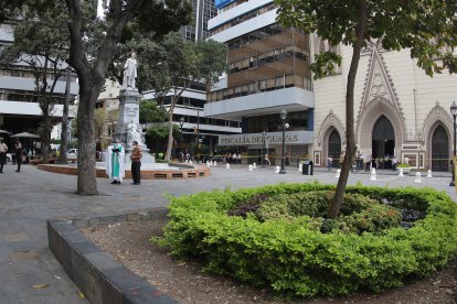 La esposa del fiscal trató de acercarse al cadáver. Acción fue impedida por policías.