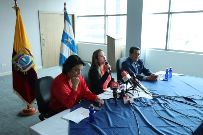 El gobernador del Gauayaz Lorenzo Calvas, quien también asistió a la rueda de prenda indicó que el Gobierno Nacional ha decidido no negociar con el narcotráfico enraizado en Ecuador y que lamentable Guayaquil por ser una ciudad Puerto.