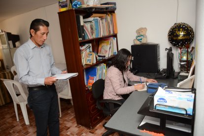 Julio Poma apoya a su hija Keyla mientras estudia. Ella quiere ser una gran psicóloga.
