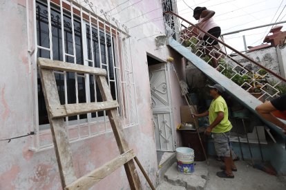 Familiares de María aprendieron ‘a las bravas’ la albañilería, no hay billete para otros trabajadores.  SON ATENDIDOS POR LAS AUTORIDADES EN LA CALLE 8, DONDE HUBO LA EXPLOSIÓN, 07 DE SEPTIEMBRE  DEL 2022- AMELIA ANDRADE Guayaquil-Ecuador Agencia (Ag-ecpreso)