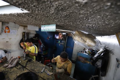 El taller de los hermanos funciona incluso los domingos, pero se prohibe “estar trompudo”.