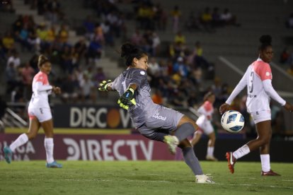 Andrea Vera, arquera de Ñañas lista para la final.