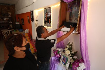 Por tres días las cenizas de Sarai Llanos Gómez fueron veladas en la casa de su madre. En la sala hizo un altar con las fotos de su Campeona.