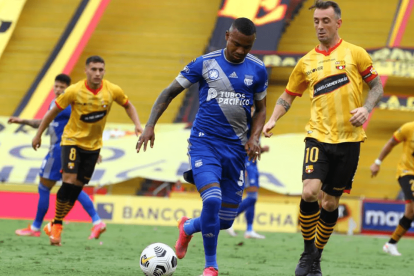 Dixon Arroyo (i) fue expulsado en el Clásico del Astillero que se dio el 19 de septiembre, en el Capwell.