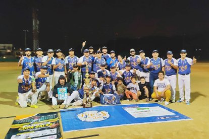 Los pelotero de Pipes Club celebran el primer torneo que consiguieron.