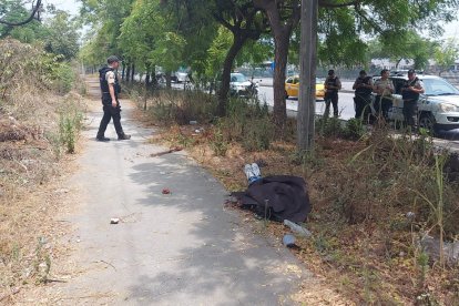 El cadáver fue hallado a un costado de la Autopista Terminal Terrestre Pascuales.