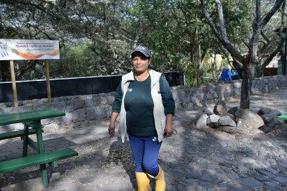 La mujer tienen vocación para cuidar de los más pequeños del lugar.
