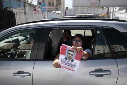 En la caravana motorizada se repartieron volantes con el rostro de Germán Cáceres.