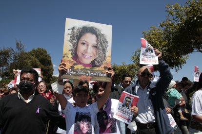 Decenas de personas hicieron una marcha de camino al cementerio.