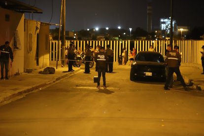 El defensor estaba en su vehículo cuando fue atacado por dos sujetos en moto.