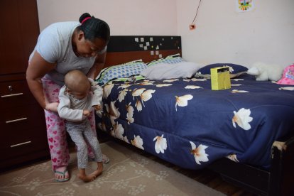 Emily hace ejercicios con su madre, 
pues no hay recursos para pagar terapias.