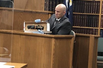 Un detective muestra uno de los cuchillos con el que Latunski cortó a Bacon.