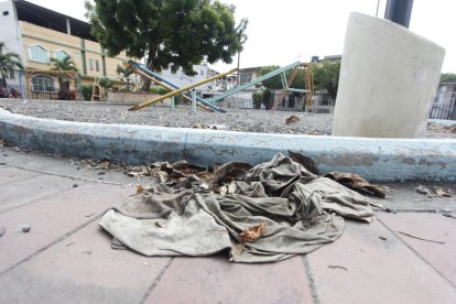 Toda clase de basura y ropa vieja se halló durante el recorrido de EXTRA.
