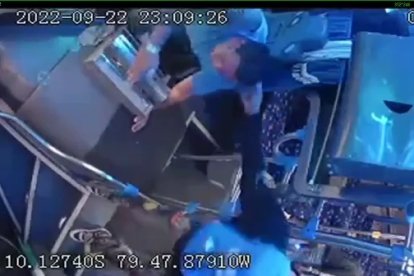 Uno de los delincuentes forcejea con Jimmy Chuchuca. Lo agarra de la camisa para bajarlo del carro.