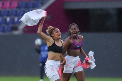Las camisetas también sirvieron para la celebración de las nuevas monarcas.