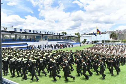Los cadetes de esta  escuela saludaron al presidente de la República, quien les dio su apoyo.