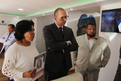 Elizabeth Otavalo, madre de María Belén Bernal, espera junto a sus abogados los resultados de algunas pericias en el caso de su hija.