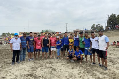 Los equipos de  Bebo y Los Peloteros, de los buenos elencos que tiene el torneo. Después de los encuentros queda la confraternidad.