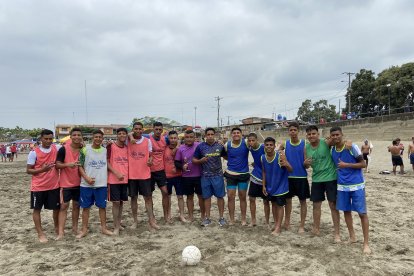 Los equipos de  Bebo y Los Peloteros, de los buenos elencos que tiene el torneo. Después de los encuentros queda la confraternidad.