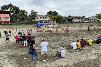 El torneo tiene a los amigos, familiares y vecinos vestidos de cracks. y los ‘acalorados’ se pueden dar un ‘cuchi’ en el río Vinces.