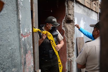 La Policía llegó al lugar para acordonar la escena y evitar que los curiosos la profanen.