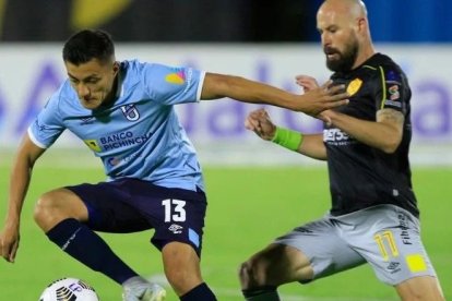 Marco Carrasco (i) actualmente juega en la Universidad Católica de Quito.