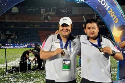 Junior Alcocer con la gorra de la cábala y junto a su hermano Francisco, tras ganar la Copa Sudamericana en 2019.