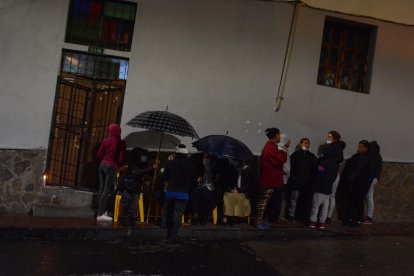 Amigos de Ruiz oraron por su alma y cuidaron el lugar donde vivía.