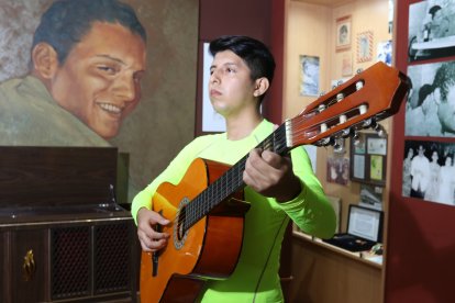 Jesús Suárez Irrizabal, aprende a ejecutar el pasillo en la guitarra