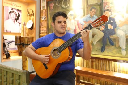Jorge Pico, de 21 años, está aprendiendo a cantar el pasillo acompañado de su guitarra