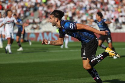 Lautaro Díaz de Independiente celebra un gol, en la final de la Copa Sudamericana entre Sao Paulo e Independiente del Valle en el estadio Mario Alberto Kempes en Córdoba (Argentina).