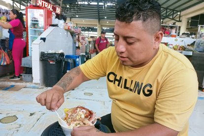 George Orellana, sin miedo al éxito con  el hornado.
